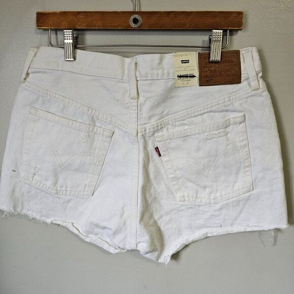 NWT LEVI'S PREMUIM WHITE RAW HEM DESTROYED SHORTS SIZE 31 WOMENS - Picture 3 of 13